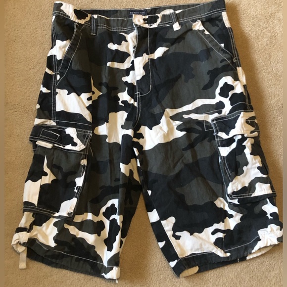 Renegade Outwear & Sportswear Other - Renegade Camo Cargo Shorts Size 38
